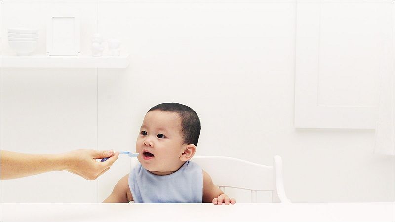 Từ 6 tháng tuổi có thể bắt đầu tập uống nước bằng vài thìa nhỏ