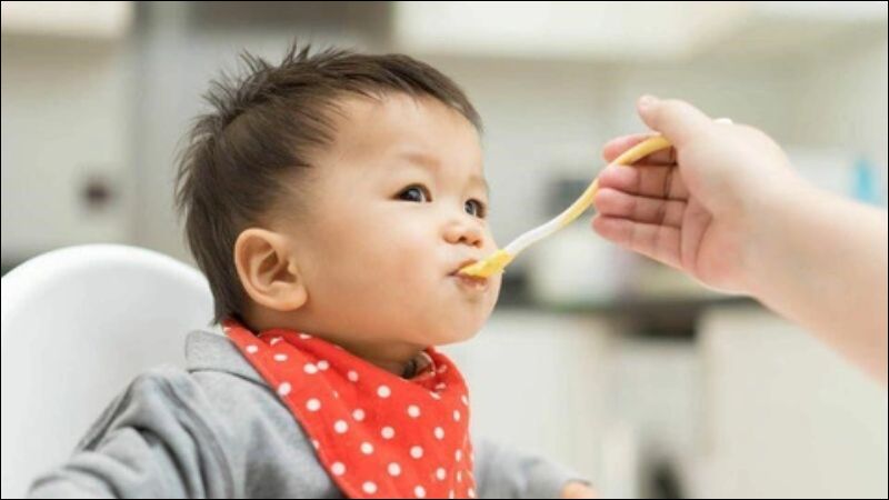 Cho trẻ tập uống nước cùng với chế độ ăn dặm hợp lý từ đủ 6 tháng tuổi