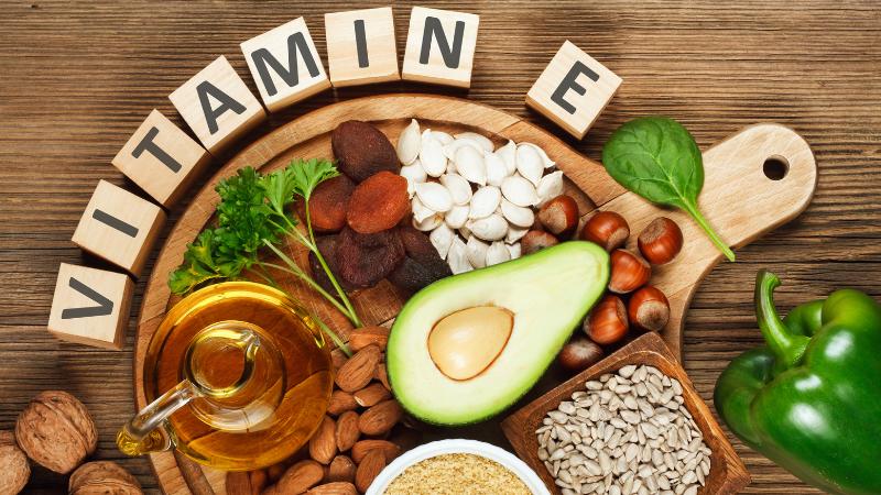 Vitamin E có thể được bổ sung từ các loại dầu thực vật, các loại hạt và rau xanh