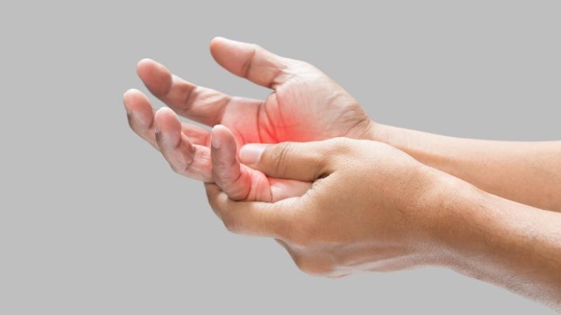 Tình trạng tê và ngứa ran ở tay và chân thường thấy khi cơ thể thiếu vitamin E