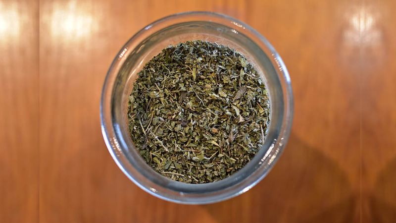 Bạn nên tham khảo ý kiến của chuyên gia trước khi sử dụng mần tưới chữa bệnh