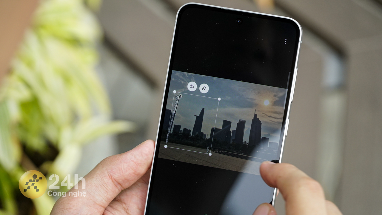 Các bạn trẻ có thể tận dụng Galaxy AI trên Galaxy S24 FE để xóa đi những chi tiết thừa khi chụp hình mà không cần phải chụp đi, chụp lại nhiều lần.