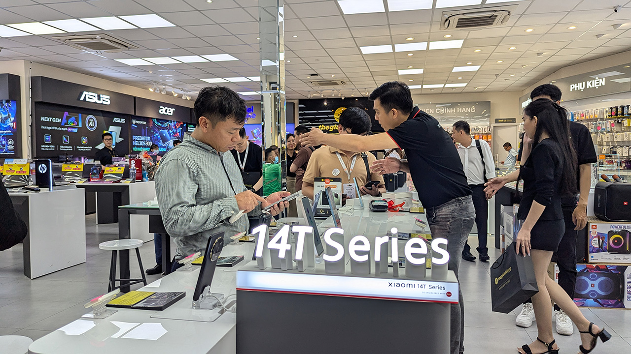 Nhiều khách hàng đang trải nghiệm những mẫu Xiaomi 14T Series trước khi quyết định chọn mua cho mình một siêu phẩm