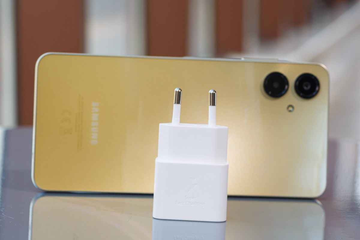 Galaxy A06 sẽ không để bạn chờ sạc pin quá lâu nhờ được trang bị sạc nhanh 25 W. Nguồn: GSMArena.