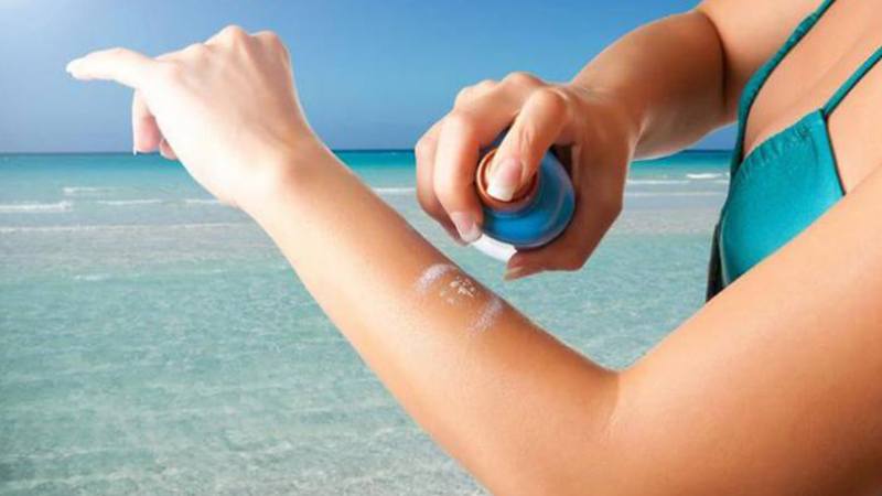 Bạn nên lựa chọn xịt chống nắng phổ rộng và có SPF từ 30 trở lên