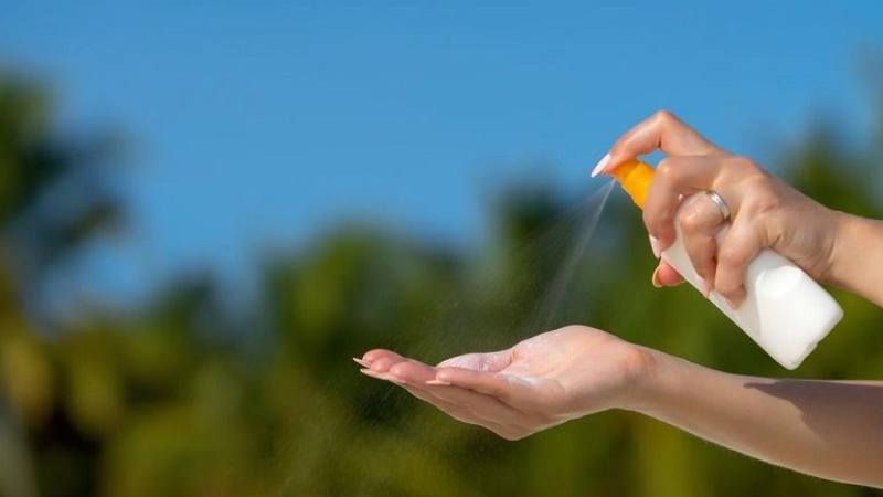 Hãy xịt chống nắng càng nhiều càng tốt để đảm bảo đủ lượng giúp bảo vệ làn da