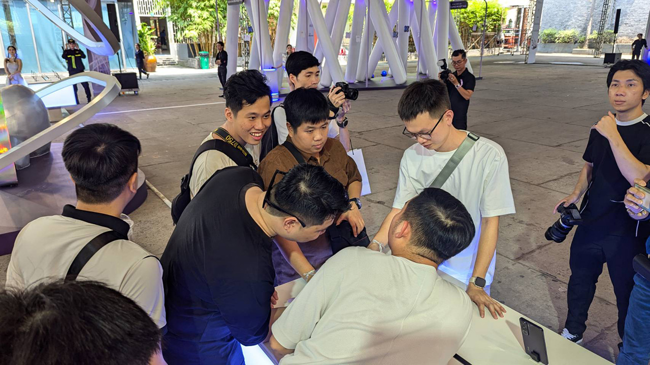 Vivo V40 Lite cũng nhận được nhiều sự quan tâm của các bạn trẻ đam mê công nghệ