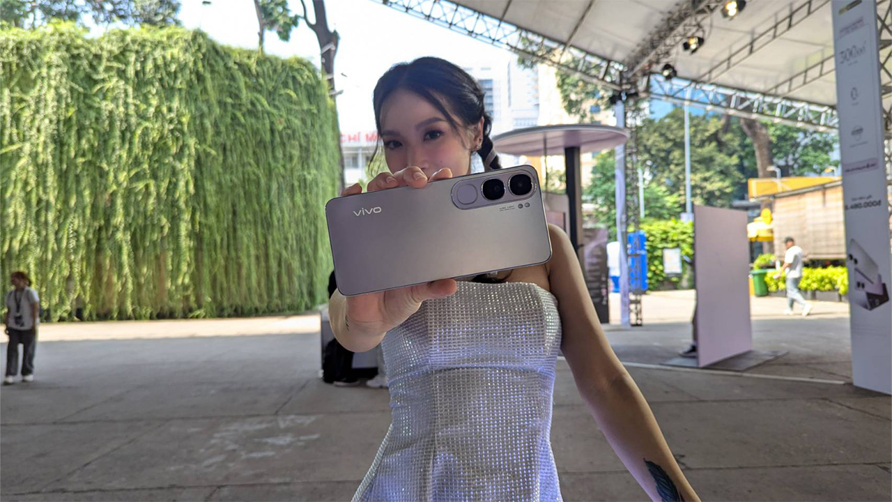 Vivo V40 Lite có thiết kế cực kỳ mỏng nhẹ và thoải mái khi cầm trong tay