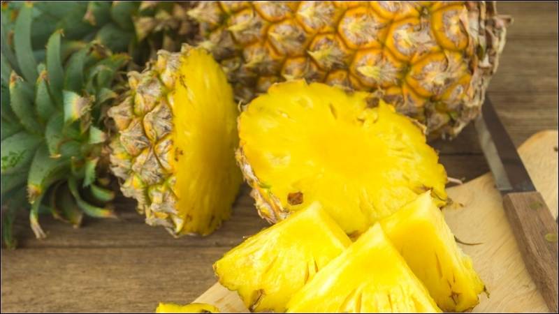 Dứa chứa enzyme bromelain giúp giảm sưng và đau sau sinh