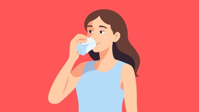 Mẹ đang cho con bú cần uống đủ nước mỗi ngày