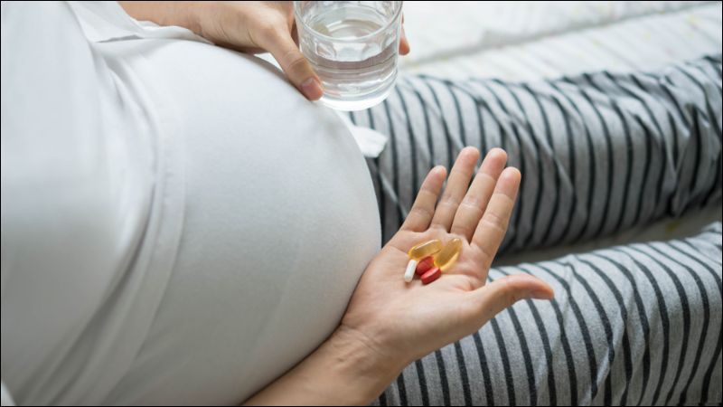 Mẹ bầu nên chú trọng bổ sung sắt, axit folic, canxi theo chỉ dẫn của bác sĩ