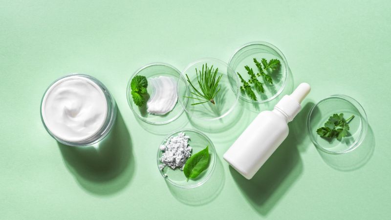 Kem dưỡng ẩm có các thành phần làm dịu da như nha đam, trà xanh Kem dưỡng ẩm có các thành phần làm dịu da như nha đam, trà xanh