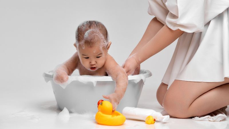 Việc sử dụng sữa tắm gội là cần thiết để làm sạch mồ hôi, bụi bẩn và vi khuẩn trên da bé Việc sử dụng sữa tắm gội là cần thiết để làm sạch mồ hôi, bụi bẩn và vi khuẩn trên da bé