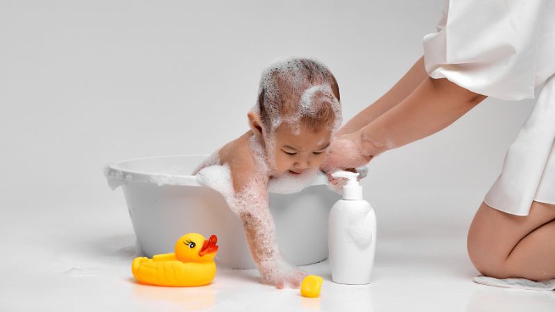 Mẹ nên ưu tiên chọn sữa tắm gội chiết xuất từ thảo dược, không chứa hóa chất độc hại Mẹ nên ưu tiên chọn sữa tắm gội chiết xuất từ thảo dược, không chứa hóa chất độc hại