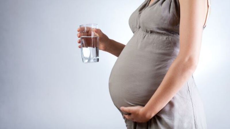 Uống nước đúng cách sẽ giúp mẹ bầu ngủ ngon hơn Uống nước đúng cách sẽ giúp mẹ bầu ngủ ngon hơn