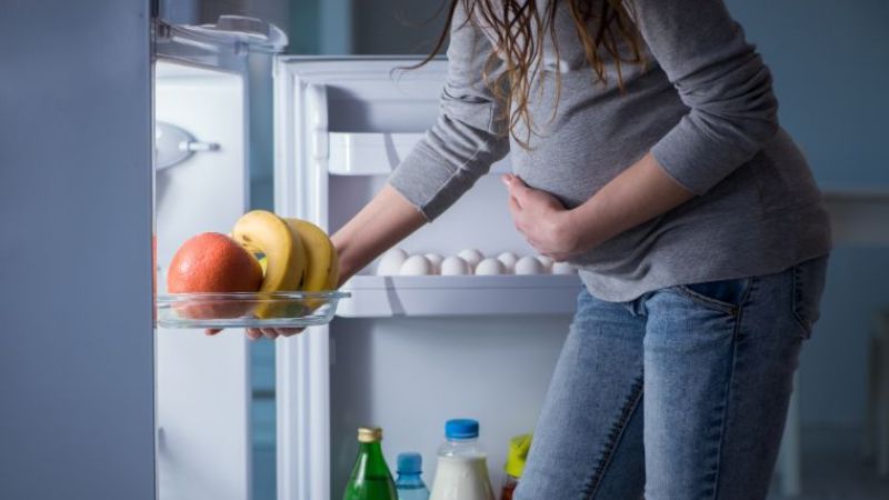 Ăn nhẹ vào buổi tối cũng giúp mẹ bầu dễ ngủ hơn Ăn nhẹ vào buổi tối cũng giúp mẹ bầu dễ ngủ hơn