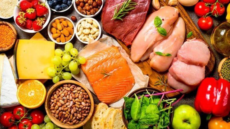 Để cân bằng dinh dưỡng khi thưởng thức bánh da lợn, bạn nên bổ sung thêm rau xanh, trái cây tươi và các nguồn đạm như thịt, cá, trứng