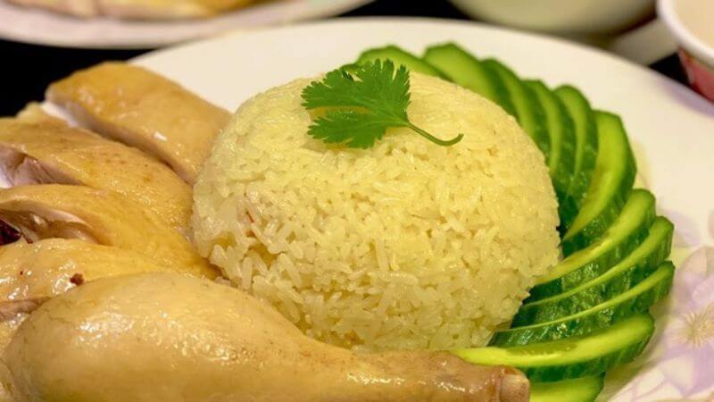 Nên ăn cơm gà với lượng vừa phải và thay đổi cách chế biến để giảm thiểu lượng calo nạp vào cơ thể Nên ăn cơm gà với lượng vừa phải và thay đổi cách chế biến để giảm thiểu lượng calo nạp vào cơ thể