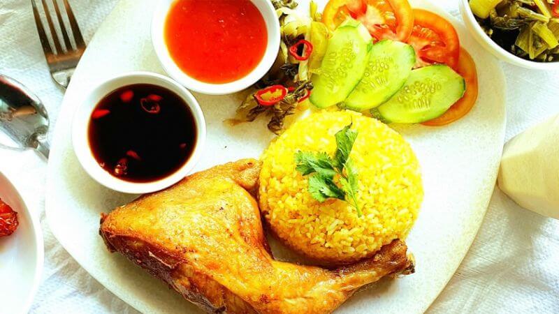 Thời điểm ăn cơm gà hợp lý nhất là vào bữa trưa Thời điểm ăn cơm gà hợp lý nhất là vào bữa trưa