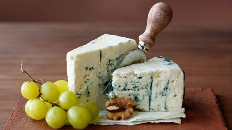 Những người mắc hội chứng không dung nạp lactose không nên ăn phô mai