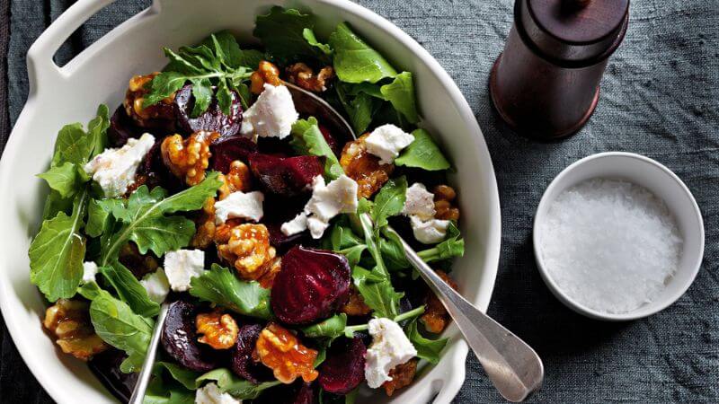 Thêm một ít phô mai bào vào salad có thể giúp bạn tăng lượng protein cho thực đơn giảm cân