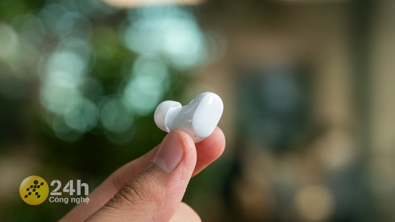 Phần tai nghe của Redmi Buds 6 Play có thiết kế nhỏ gọn tựa như hạt đậu