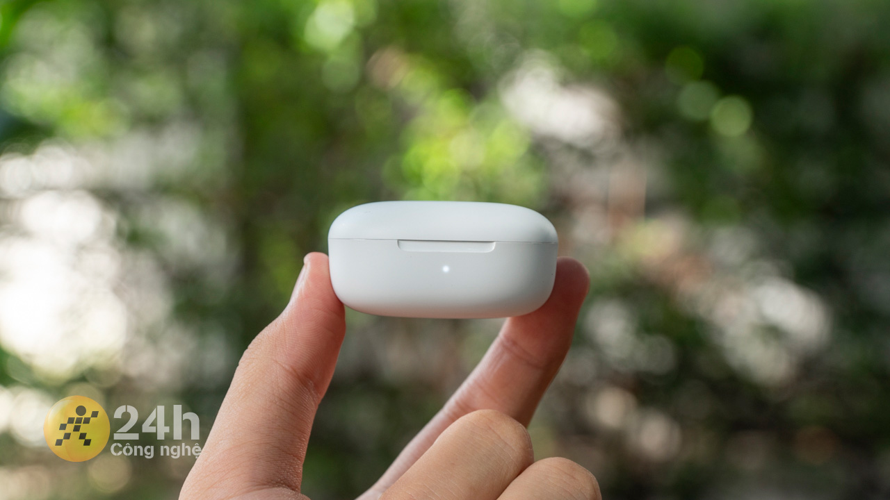 Ở mặt trước của Redmi Buds 6 Lite còn được trang bị đèn LED thông báo