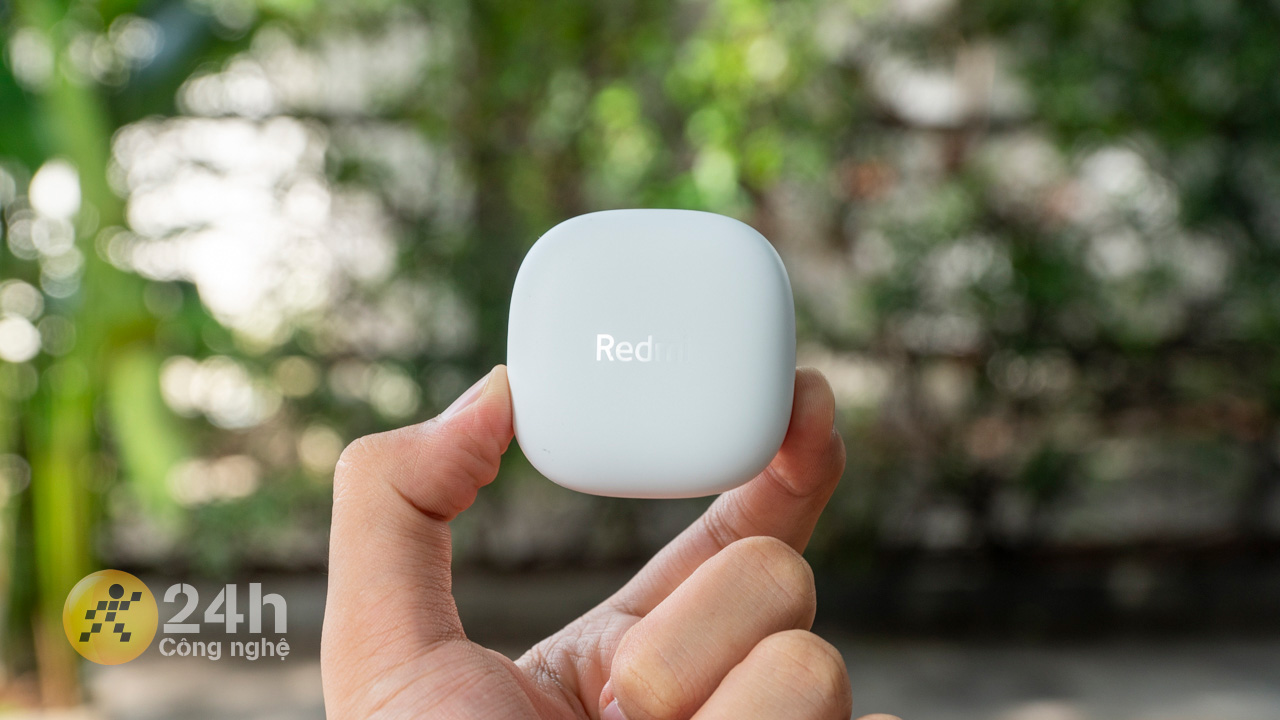 Hộp sạc của Redmi Buds 6 Play được hoàn thiện bằng lớp sơn nhám 