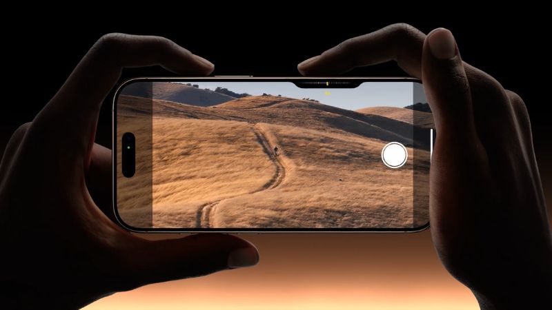 Nút tác vụ Action Button và Camera Control được tích hợp tiện lợi trong iPhone 16 series