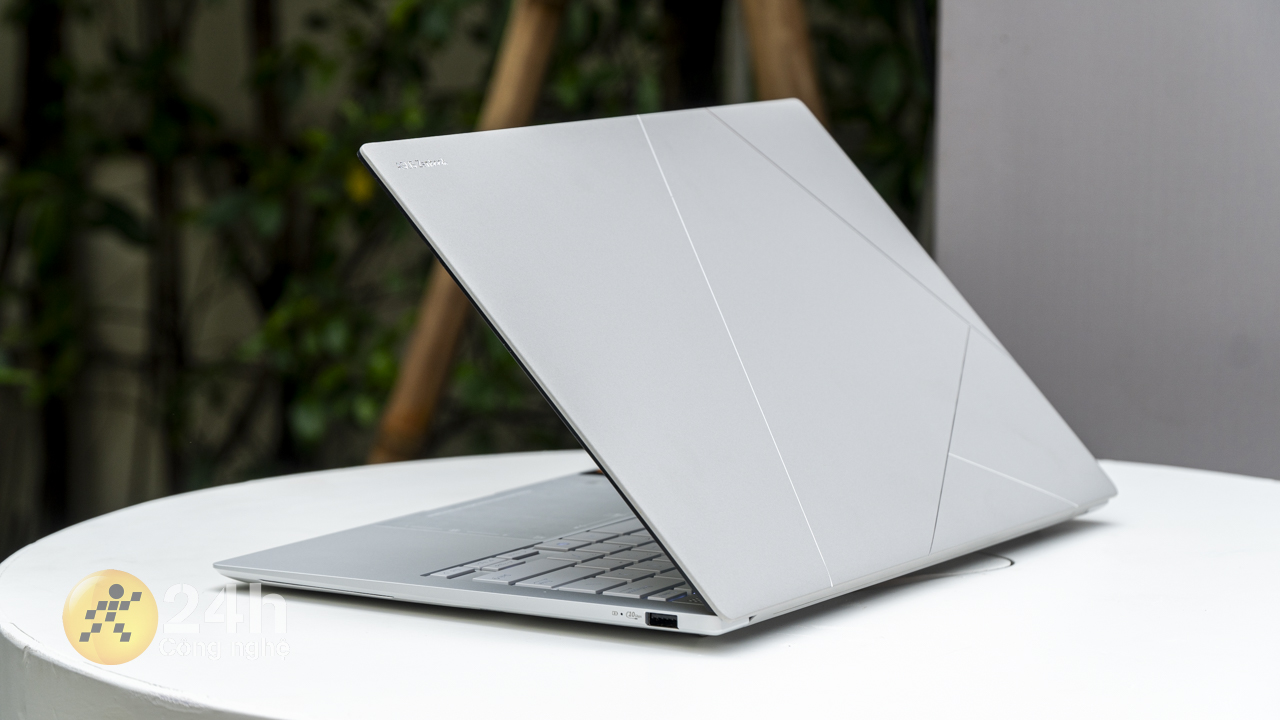 ASUS Zenbook S 14 UX5406 sở hữu mức giá 40.99 triệu đồng.