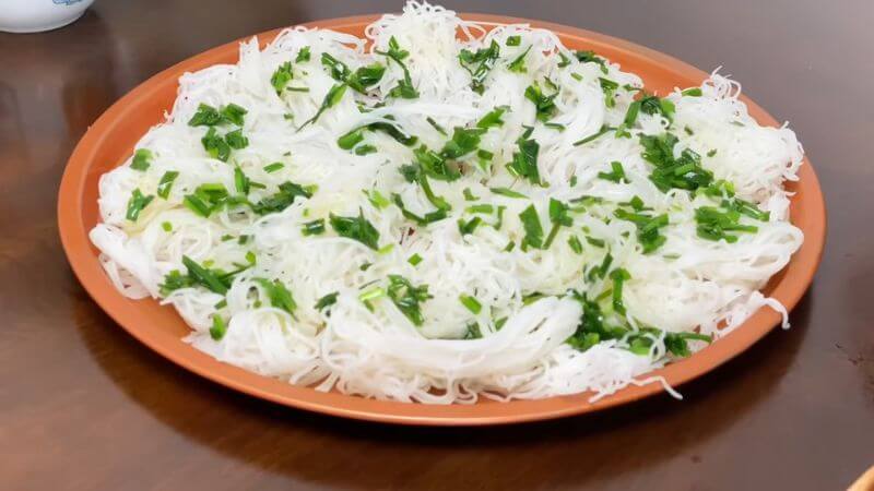Tự chế biến bánh hỏi giúp dễ kiểm soát lượng calo hơn
