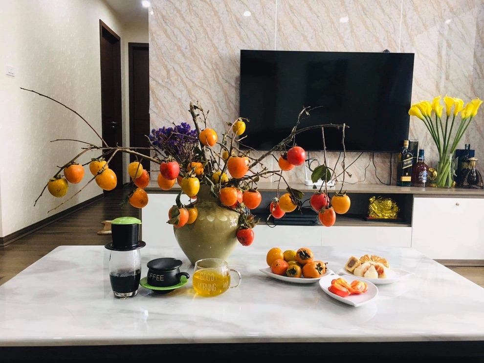 Chọn bình chất liệu gốm sứ khi cắm cành quả hồng nguyên cành