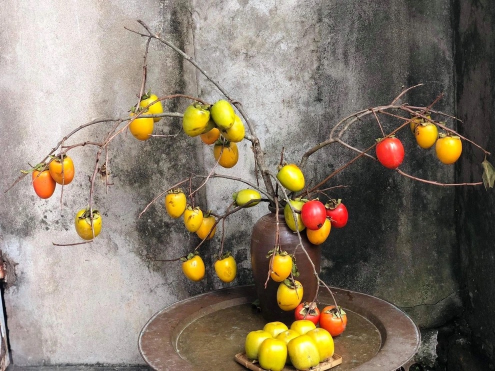 Trang trí cành quả hồng mang phong cách hoài cổ màu thu Hà Nội