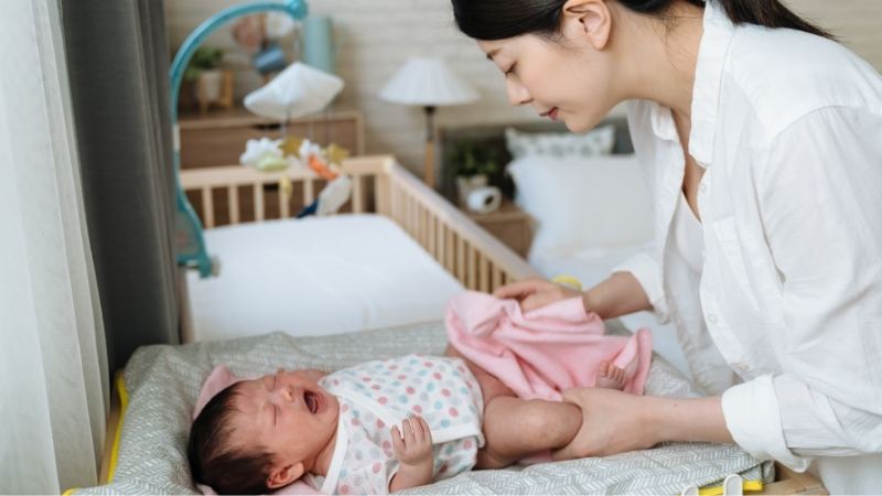 Tình trạng hăm có thể khiến trẻ cảm thấy khó chịu và quấy khóc