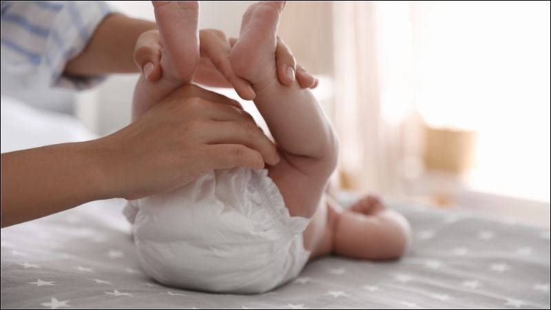 Hăm ở trẻ là tình trạng viêm da trên vùng tiếp xúc với tã, thường ở mông, đùi và vùng sinh dục