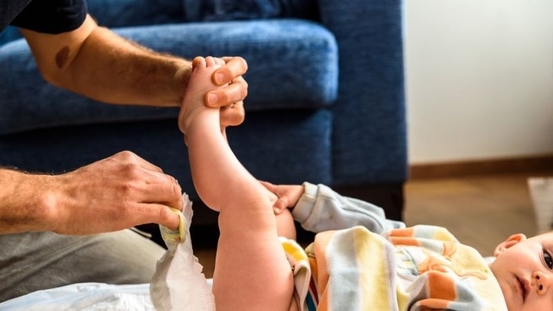  Cần đảm bảo thay tã thường xuyên và ngay khi bé làm ướt để phòng ngừa tình trạng hăm tã