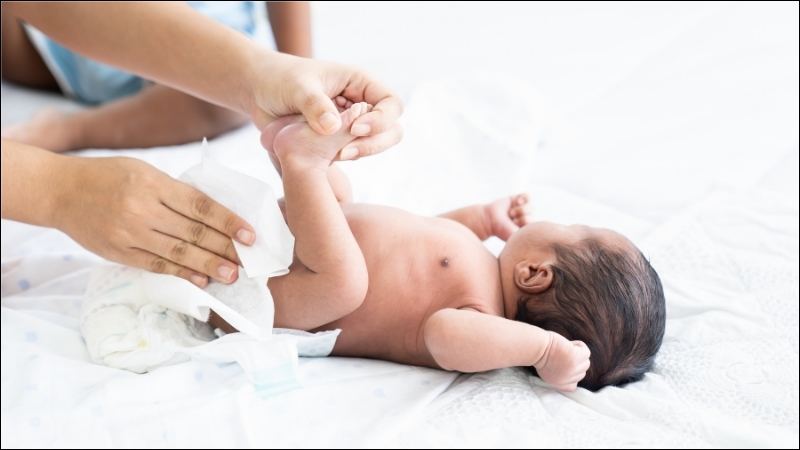 Cần giữ vùng da quanh tã của bé luôn sạch sẽ và khô thoáng