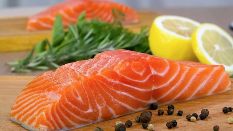 Cá hồi rất giàu axit béo omega 3 giúp xây dựng hệ thống não và mắt của thai nhi Cá hồi rất giàu axit béo omega 3 giúp xây dựng hệ thống não và mắt của thai nhi