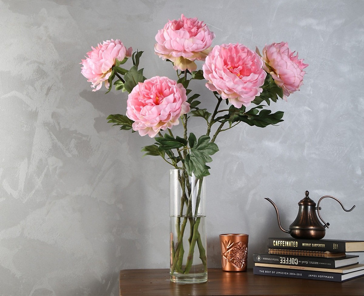 Nên cắm các cành hoa mẫu đơn theo hình xoắn ốc