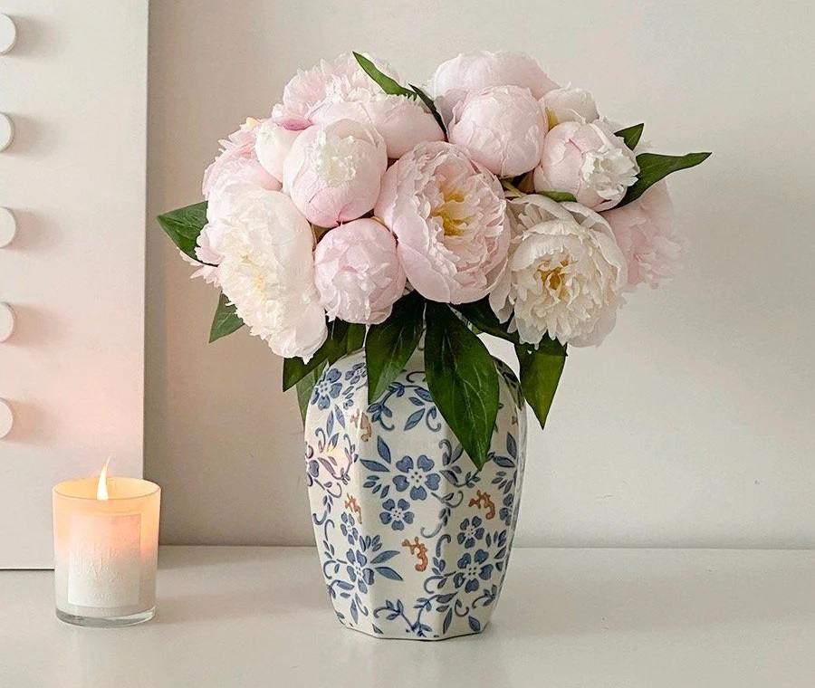 Thử cắm hoa mẫu đơn với nhiều dáng bình độc đáo