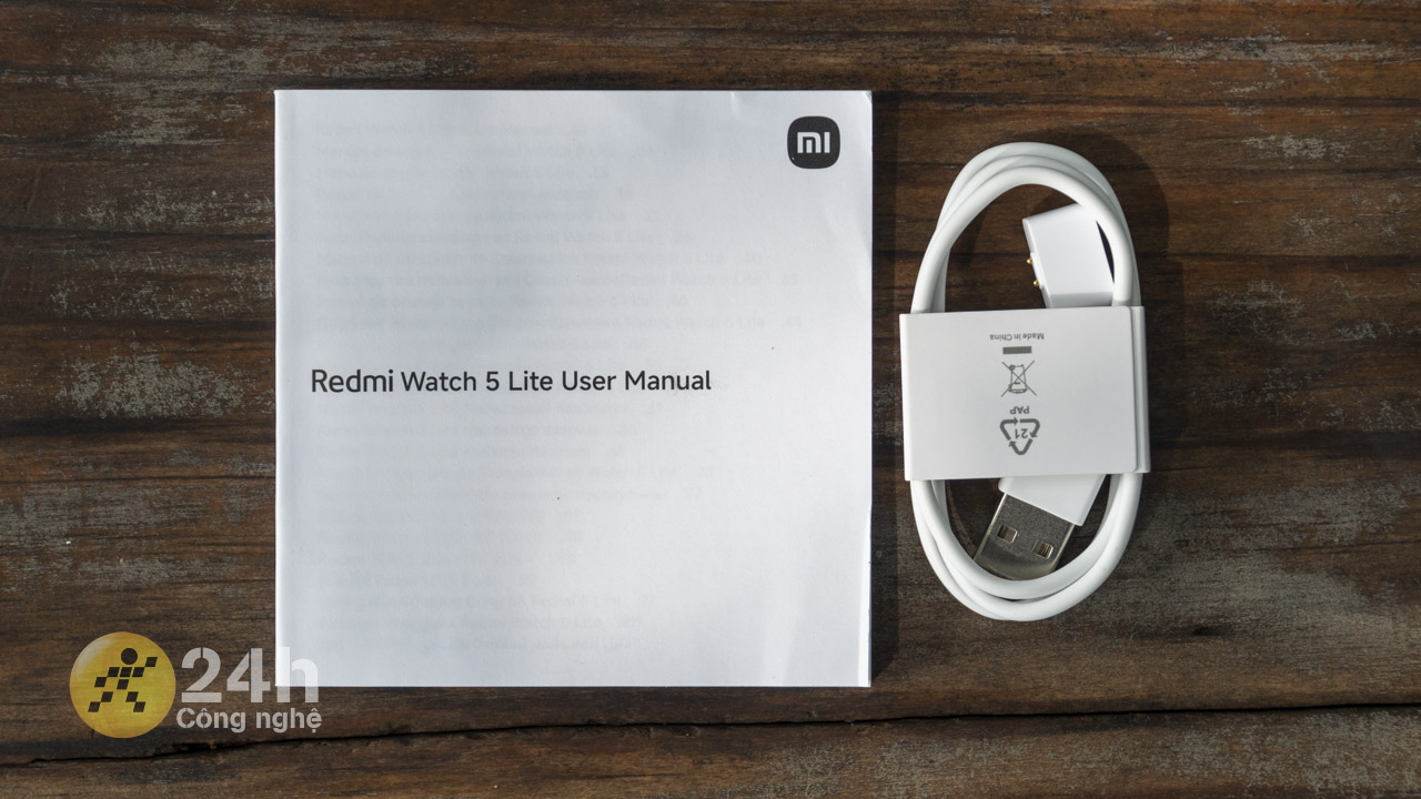 Hộp đựng Redmi Watch 5 Lite chứa đầy đủ những món phụ kiện cần thiết như sách hướng dẫn sử dụng và dây sạc nam châm.