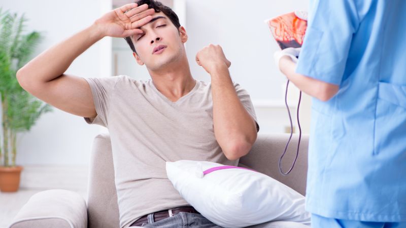 Người bệnh thiếu máu có thể xuất hiện tình trạng đau đầu và chóng mặt Người bệnh thiếu máu có thể xuất hiện tình trạng đau đầu và chóng mặt
