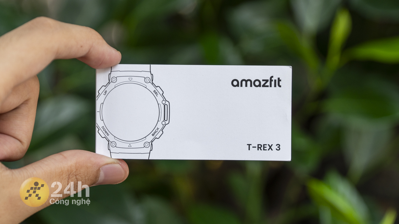 Bên trong hộp đựng Amazfit T-Rex 3 chứa sách hướng dẫn sử dụng.