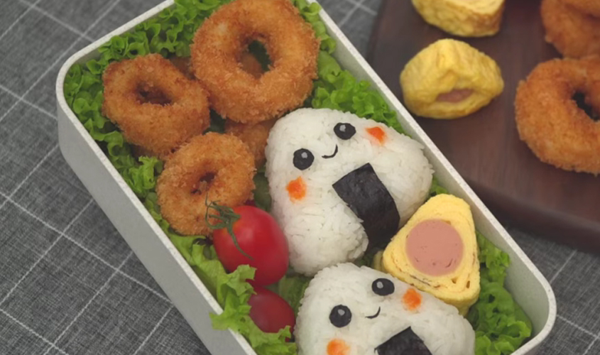 Hình minh họa cơm bento mực chiên xù. Nguồn: Oh Nino