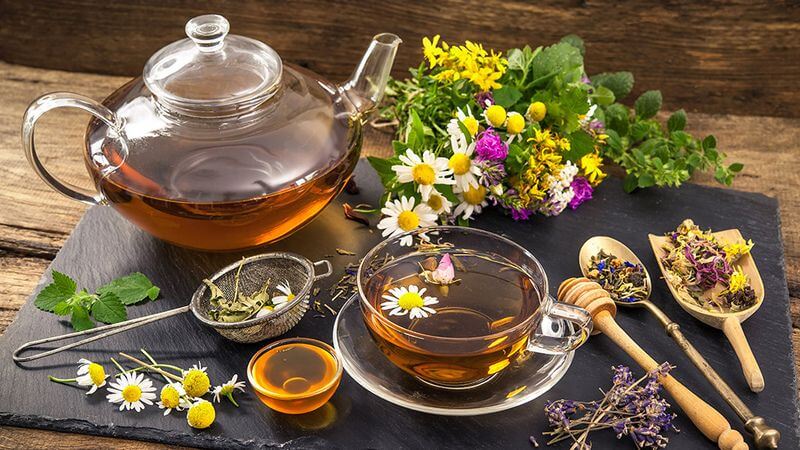 Uống trà thảo mộc như trà mâm xôi đỏ, chanh, bạc hà hoặc hoa cúc có thể giúp làm dịu dạ dày và bổ sung nước sau khi nôn