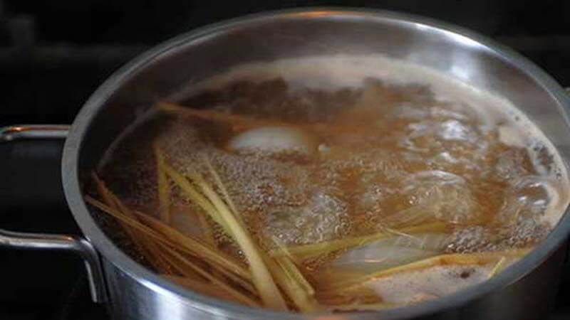 Canh hoặc nước dùng không chỉ dễ nuốt mà còn cung cấp chất điện giải cần thiết để ngăn ngừa mất nước, giảm thiểu buồn nôn