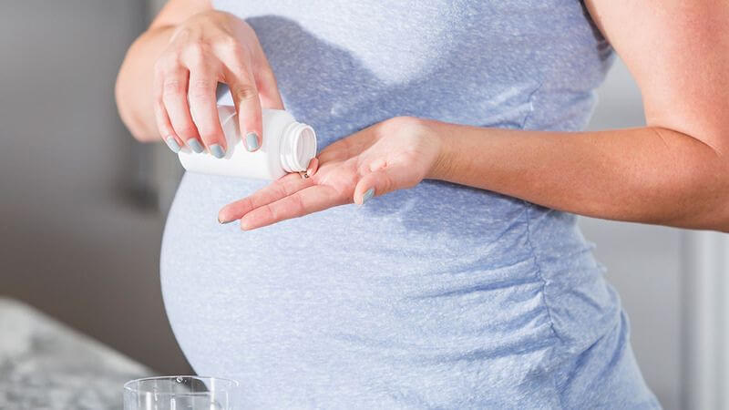 Hãy uống vitamin tổng hợp trước khi sinh cùng với bữa ăn nhẹ để giúp cơ thể hấp thụ tốt hơn