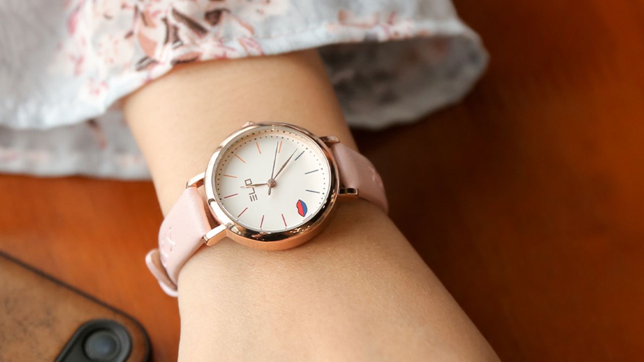 Các chiếc đồng hồ nữ màu hồng cực xinh mà bạn nên tặng nàng dịp 20/10