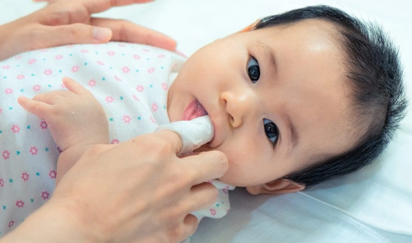 Hình ảnh Sử dụng gạc răng miệng SACHI để rơ miệng cho bé