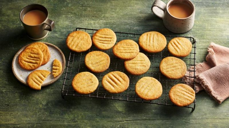 Trung bình, cứ 100g bánh quy bơ sữa cung cấp khoảng 353 kcal